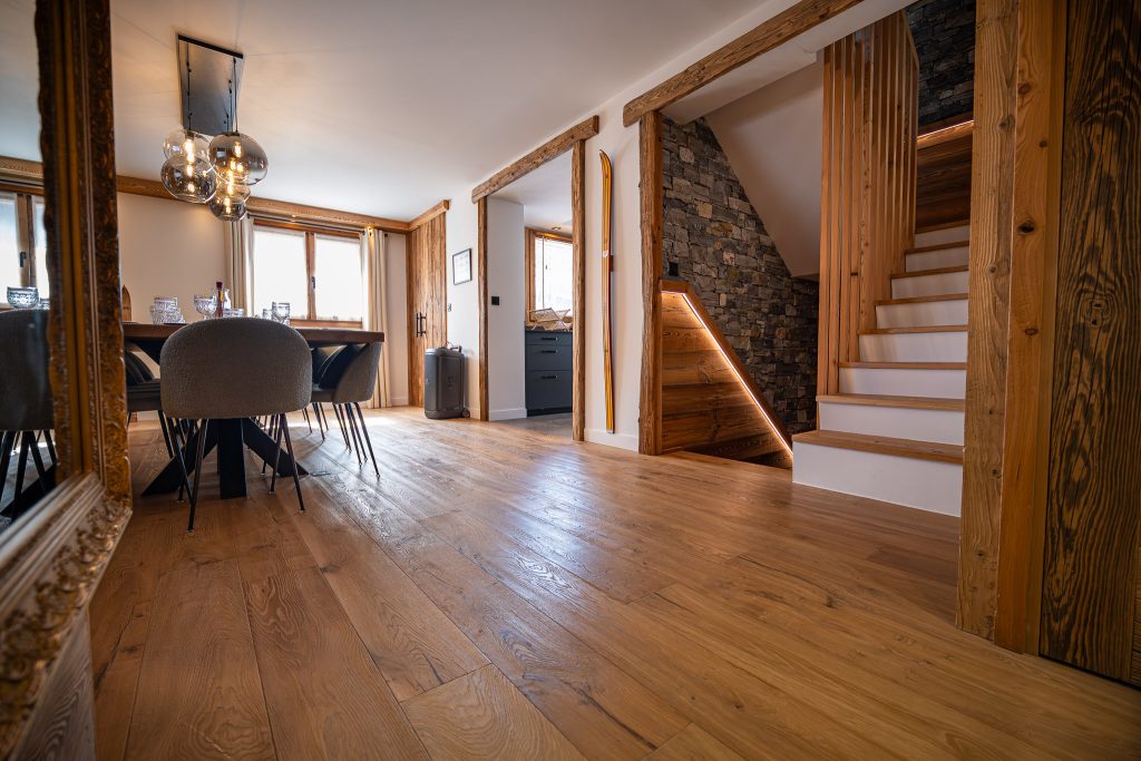 Salle à manger et accès aux étages